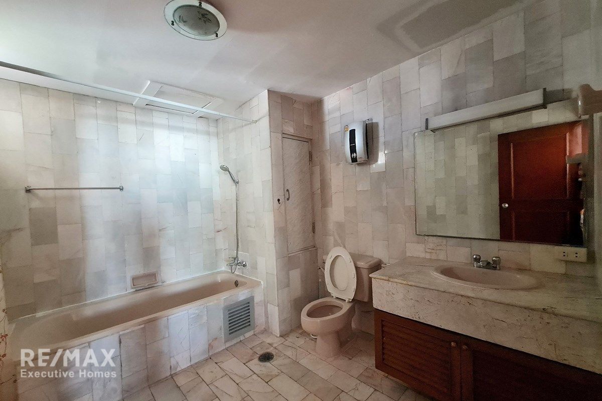 Spacious 251 sqm High-Floor Condo in Prime Phrom Phong Location, 14 Mins Walk to BTS 9
