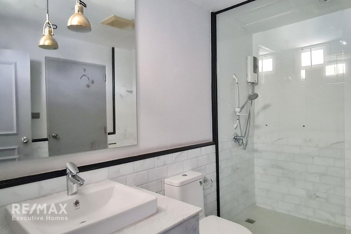 Move-In Ready Condo Near EmQuartier - 14 Min Walk to BTS Phrom Phong 10