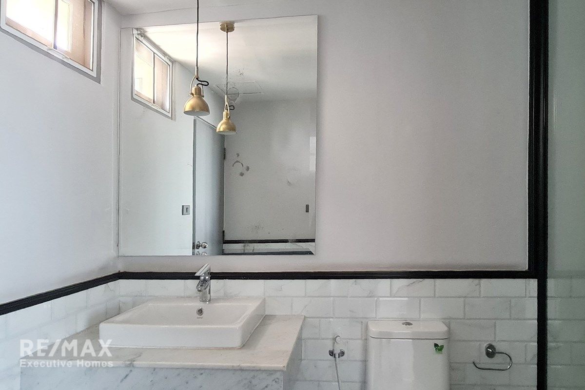 Move-In Ready Condo Near EmQuartier - 14 Min Walk to BTS Phrom Phong 13