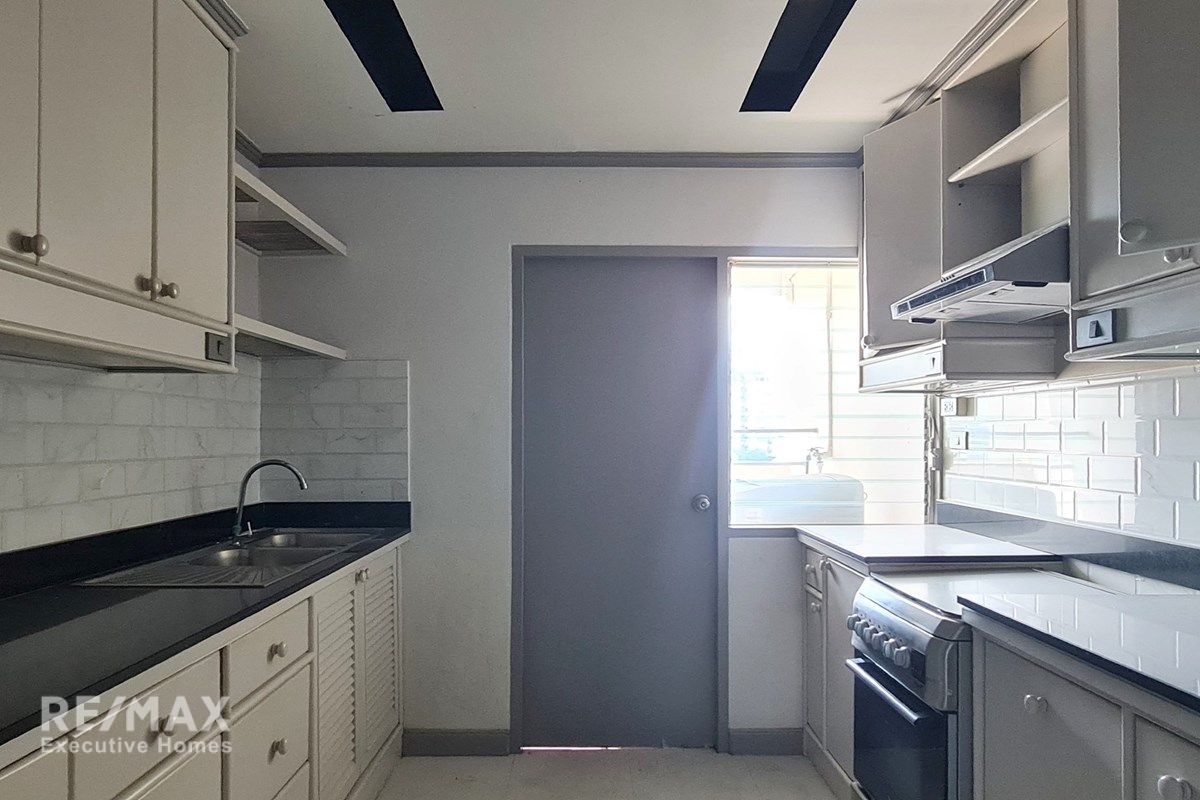 Move-In Ready Condo Near EmQuartier - 14 Min Walk to BTS Phrom Phong 17