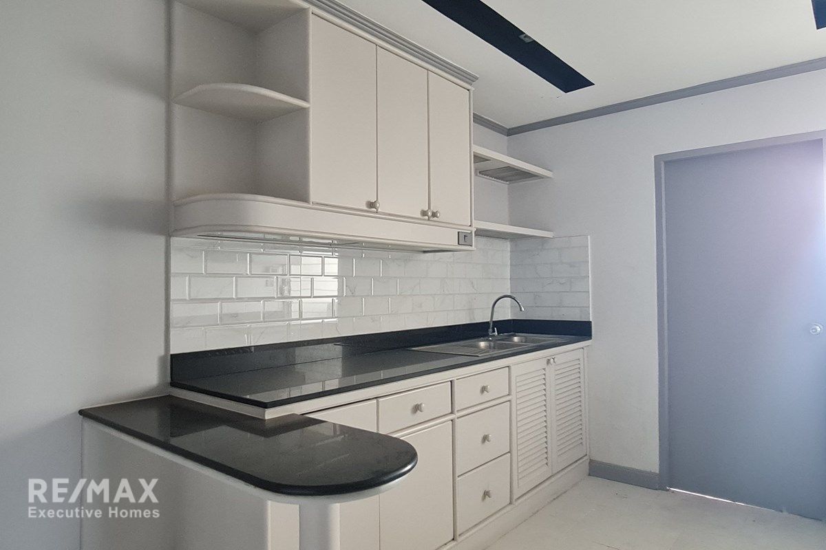 Move-In Ready Condo Near EmQuartier - 14 Min Walk to BTS Phrom Phong 18