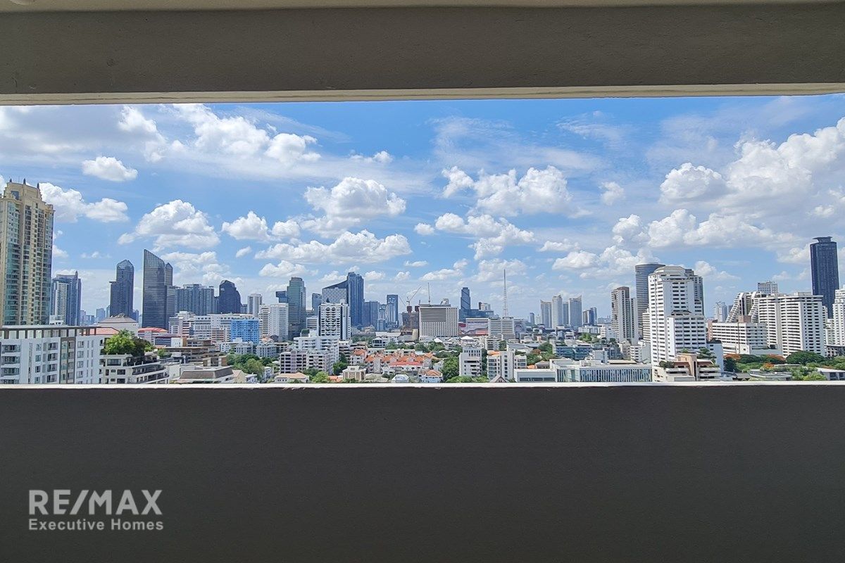 Move-In Ready Condo Near EmQuartier - 14 Min Walk to BTS Phrom Phong 2