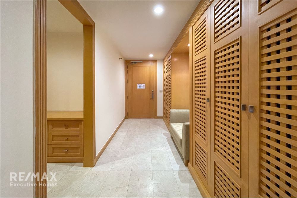 Pet-Friendly Furnished 3-Bedroom Condo Near BTS in Prime Location 8