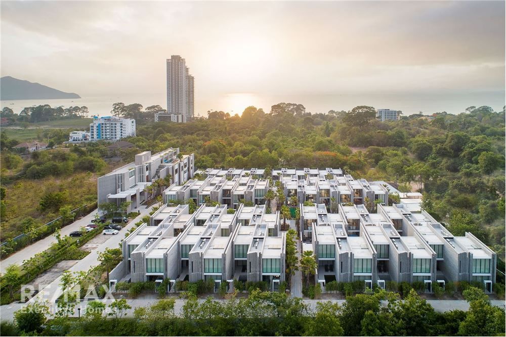 Luxurious Seaside Villa for Sale in Bang Sare, Chonburi 14