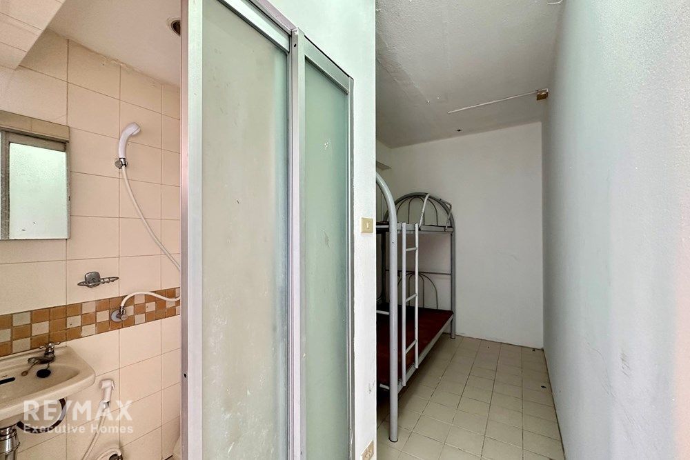 Luxurious Condo for Sale in Central Bangkok 17