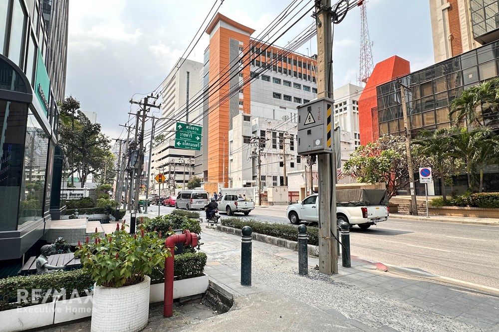 Luxurious Condo for Sale in Central Bangkok 26