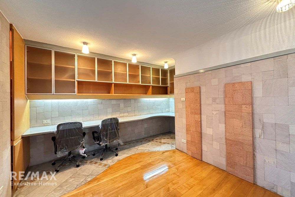 Luxurious 4-Story Condo for Sale in Central Bangkok 13