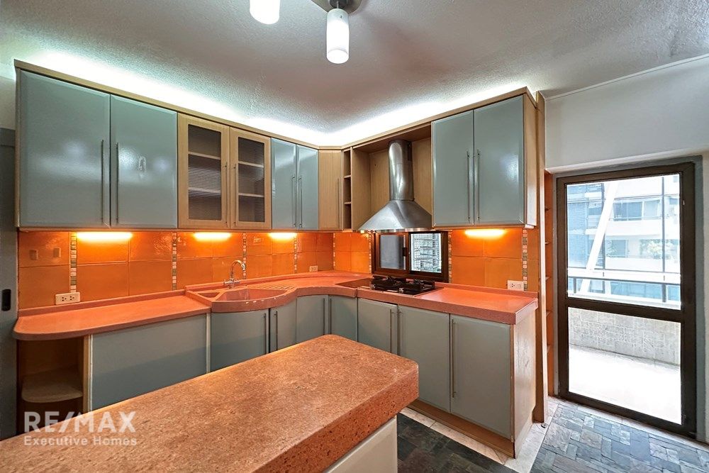 Luxurious 4-Story Condo for Sale in Central Bangkok 14