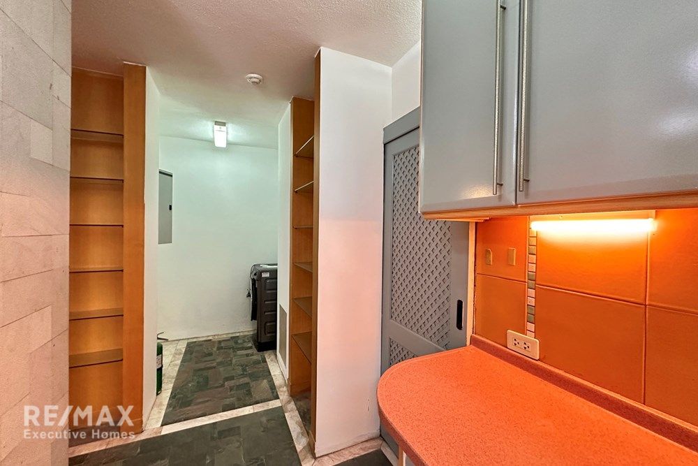 Luxurious 4-Story Condo for Sale in Central Bangkok 16