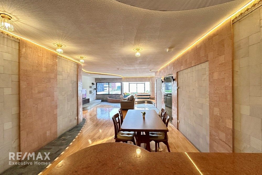 Luxurious 4-Story Condo for Sale in Central Bangkok 19