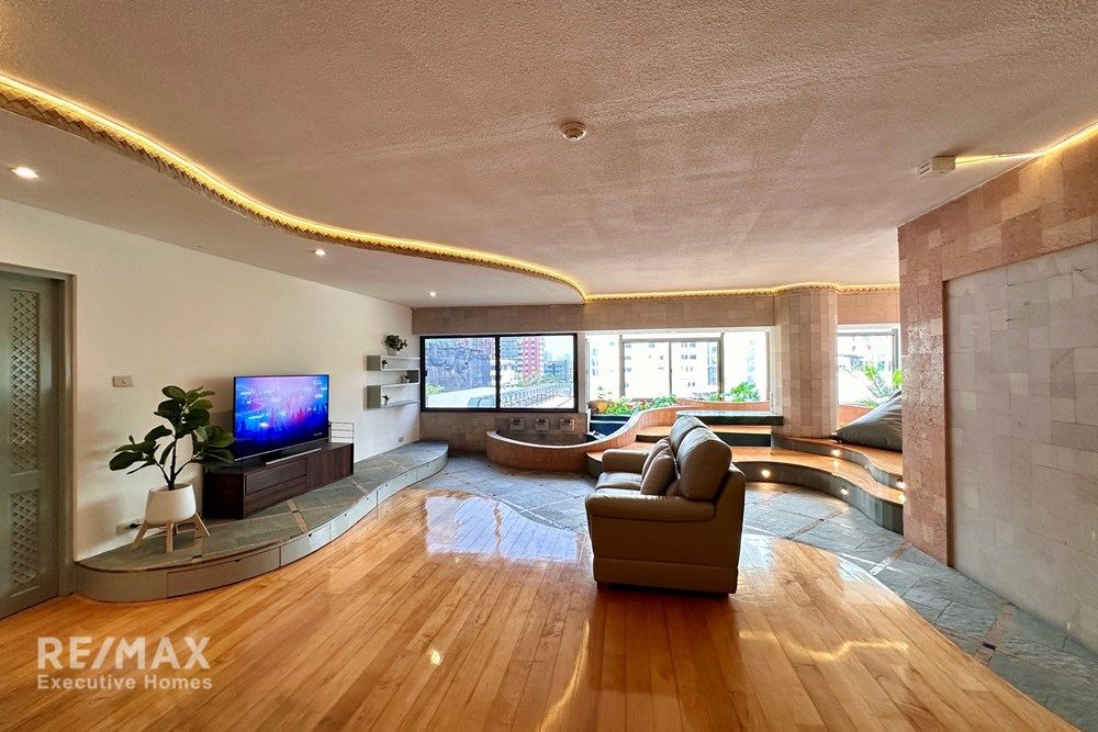 Luxurious 4-Story Condo for Sale in Central Bangkok 20