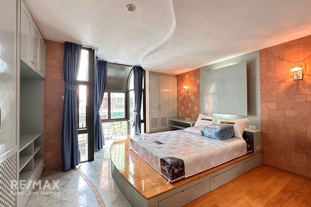 Luxurious 4-Story Condo for Sale in Central Bangkok 8