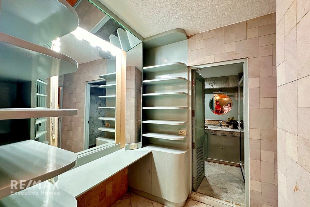 Luxurious 4-Story Condo for Sale in Central Bangkok 9