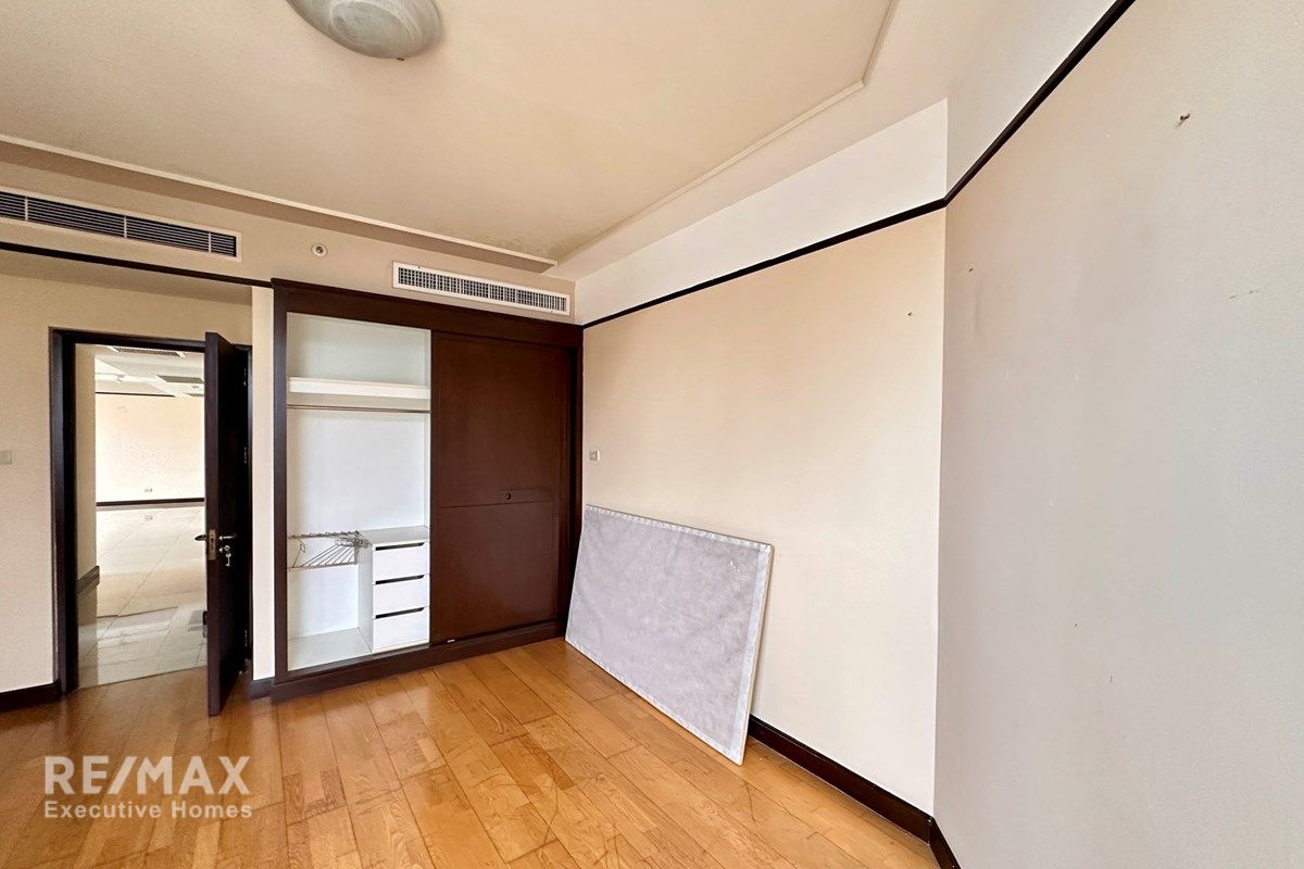 3Beds Condo on Wireless Rd. Good Price Unit in the Building! 4