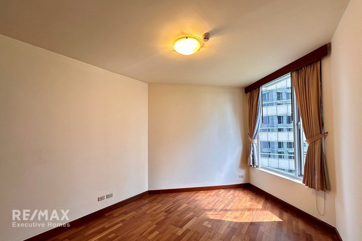 Affordable 3-Bedroom Condo on Wireless Rd, 7 Min Walk to BTS Phloen Chit 5