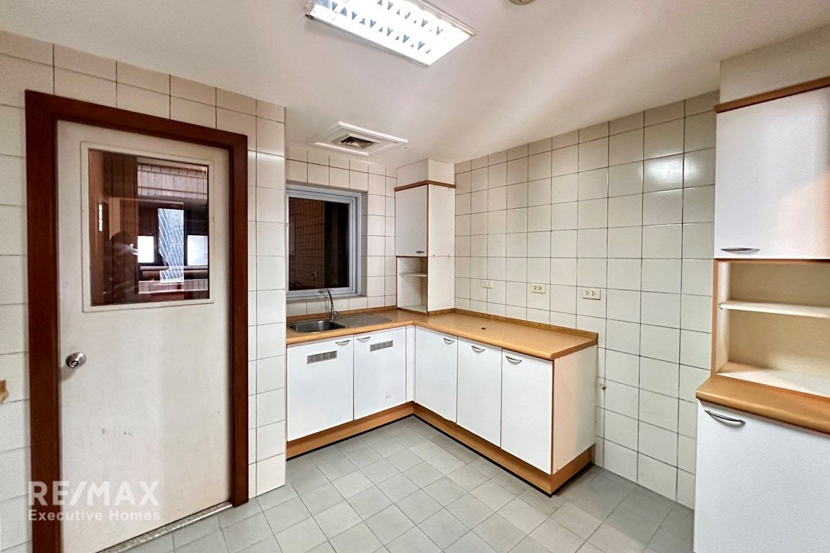 Affordable 3-Bedroom Condo on Wireless Rd, 7 Min Walk to BTS Phloen Chit 6