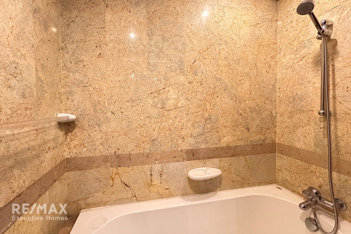 Affordable 3-Bedroom Condo on Wireless Rd, 7 Min Walk to BTS Phloen Chit 8