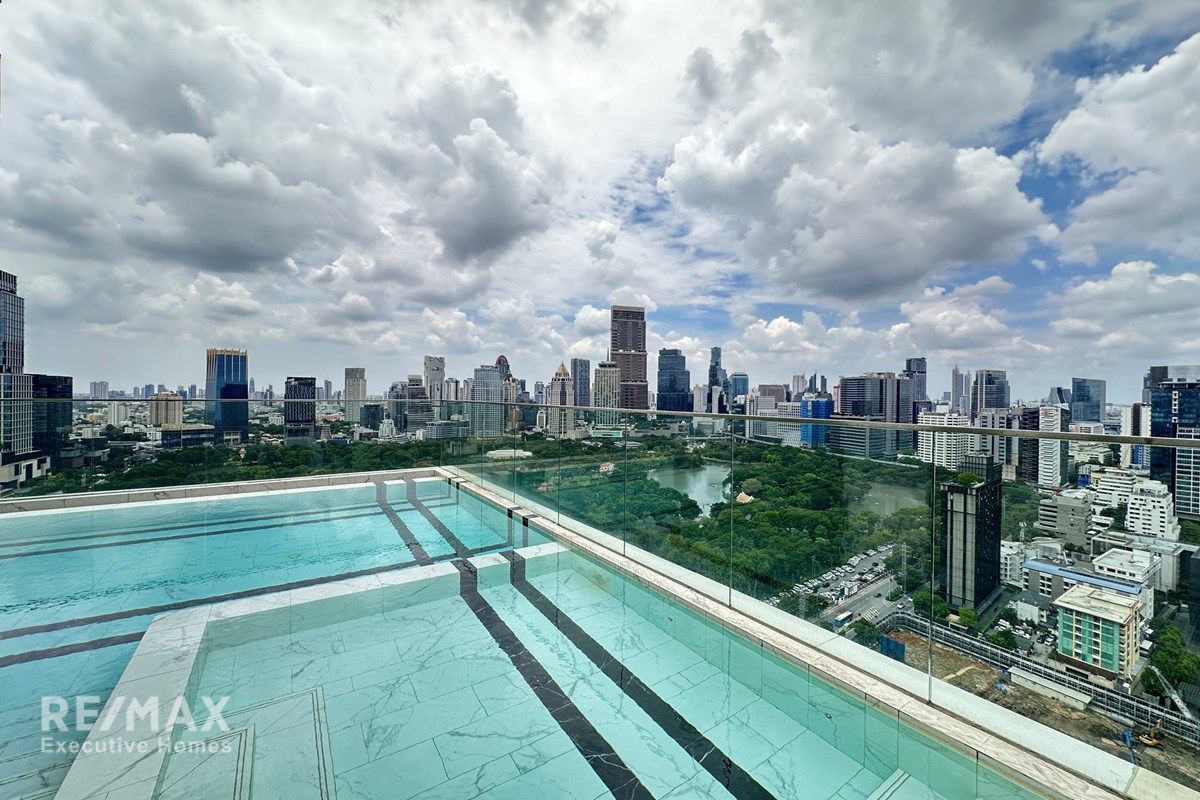 Luxury Condo at MUNIQ LANGSUAN - 18 Mins Walk to BTS Ratchadamri 9