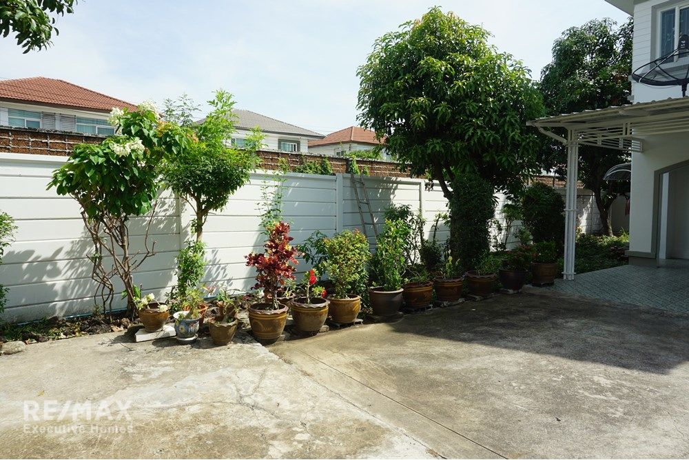 Luxury Townhouse in the Heart of Bangkok's Vibrant District 3