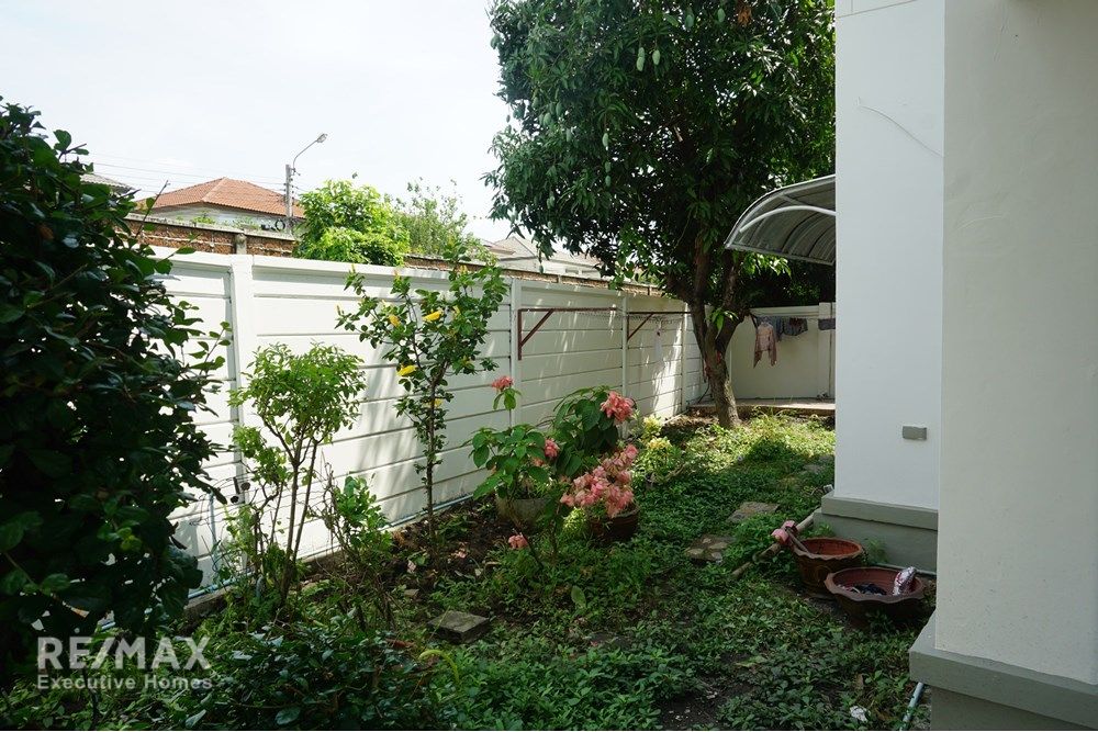 Luxury Townhouse in the Heart of Bangkok's Vibrant District 5