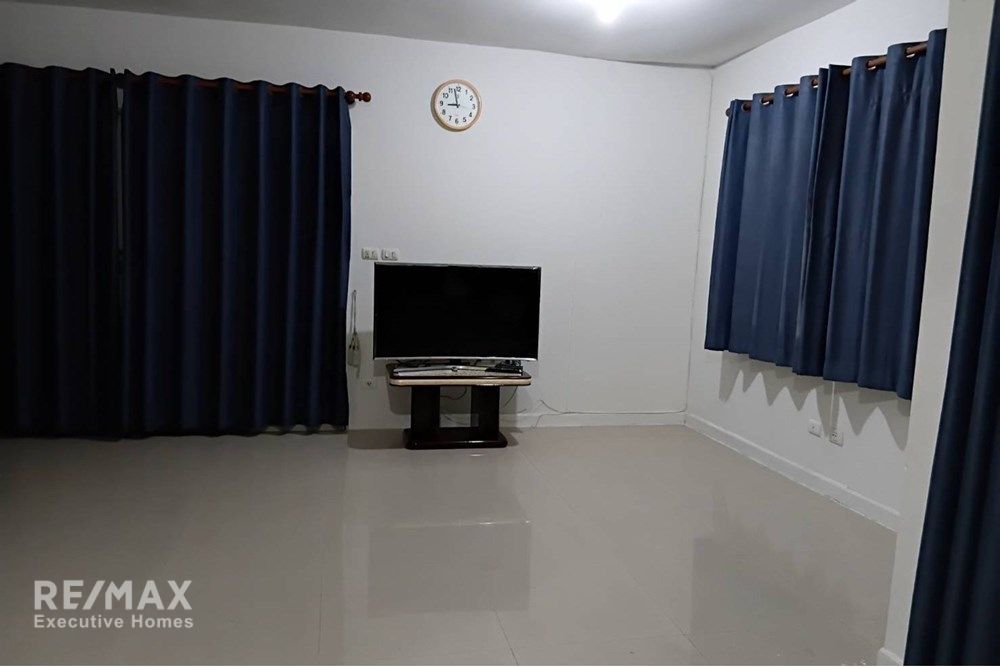 Luxury Townhouse in the Heart of Bangkok's Vibrant District 7