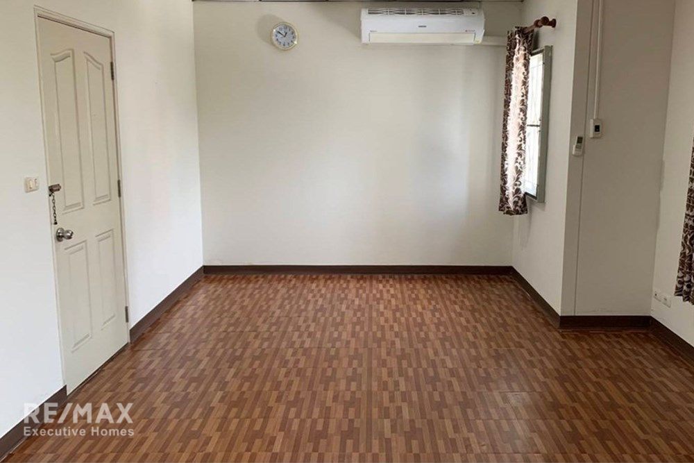 Luxury Townhouse in the Heart of Bangkok's Vibrant District 8