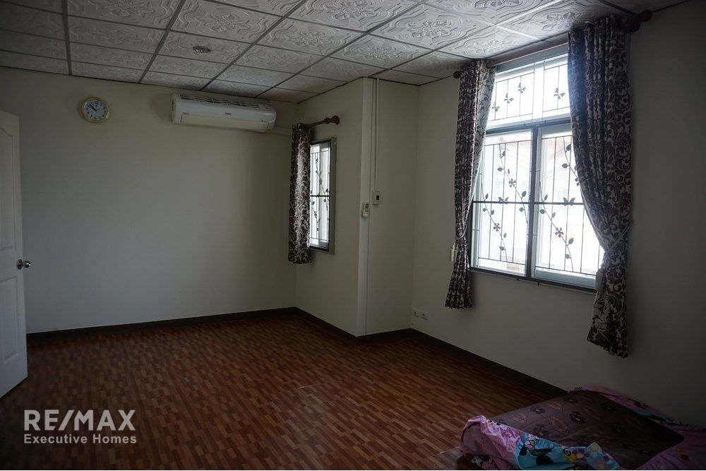 Luxury Townhouse in the Heart of Bangkok's Vibrant District 9