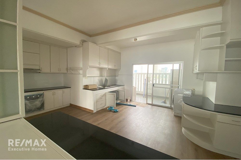 Modern Condo at K C Court with Exceptional Amenities 3