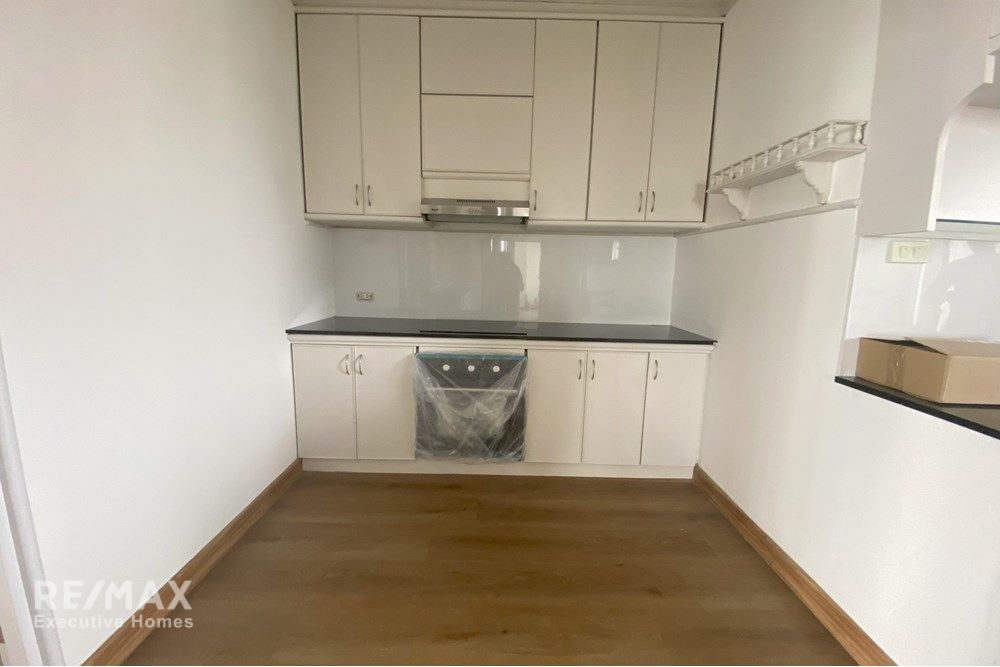 Modern Condo at K C Court with Exceptional Amenities 4