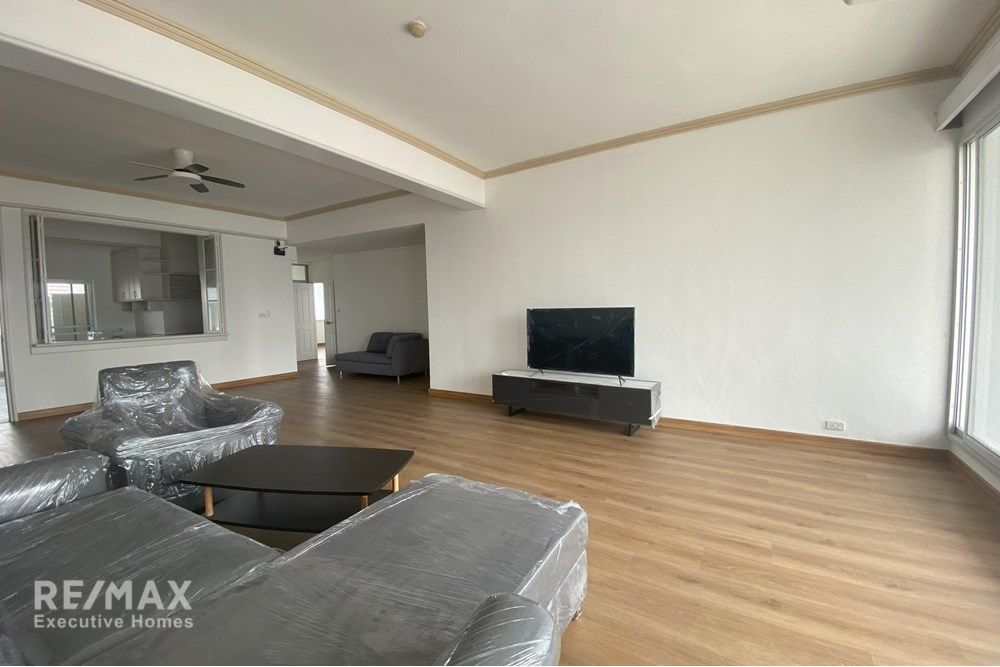 Modern Condo at K C Court with Exceptional Amenities 5