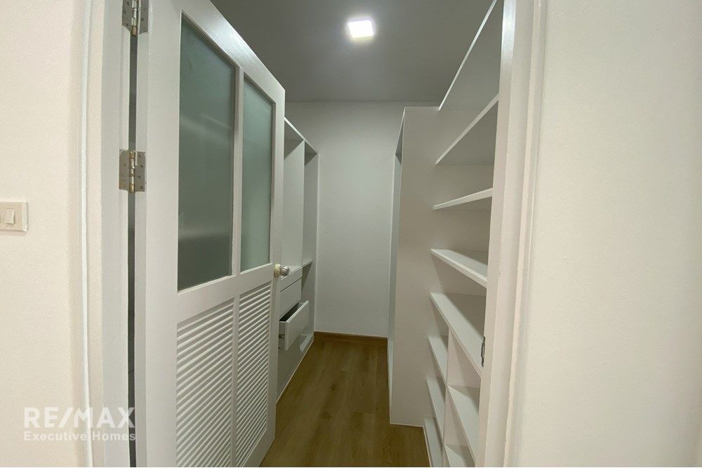 Modern Condo at K C Court with Exceptional Amenities 7