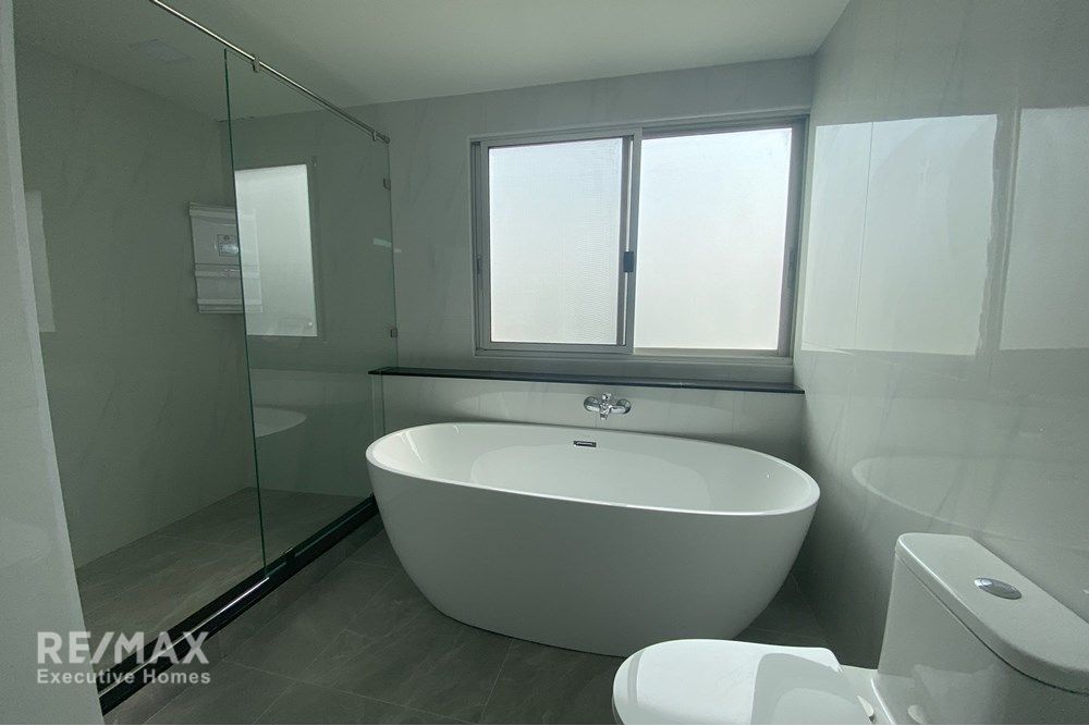 Modern Condo at K C Court with Exceptional Amenities 8