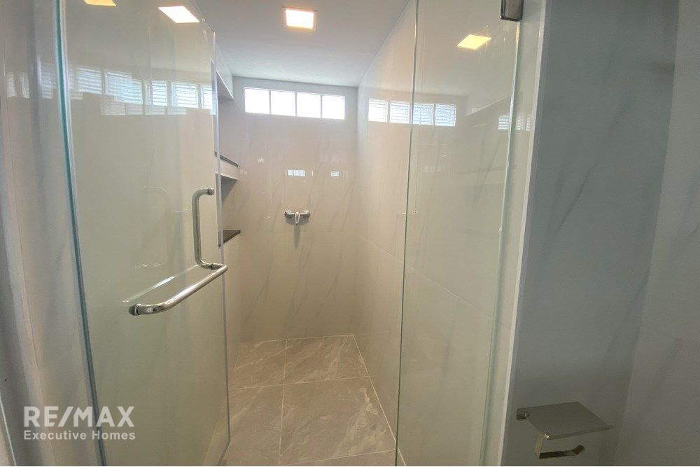 Modern Condo at K C Court with Exceptional Amenities 9