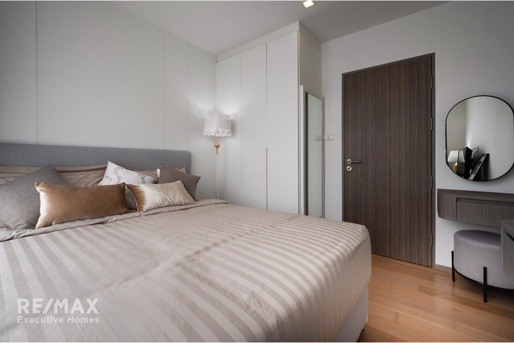 Luxury Condo in the Heart of Bangkok with Premium Amenities 32