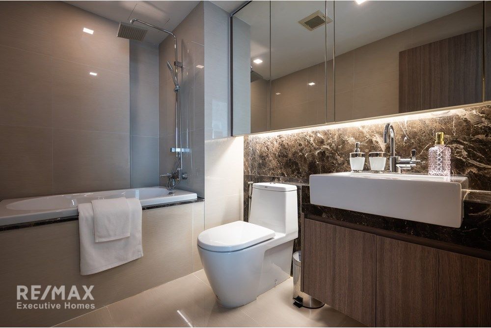 Luxury Condo in the Heart of Bangkok with Premium Amenities 42