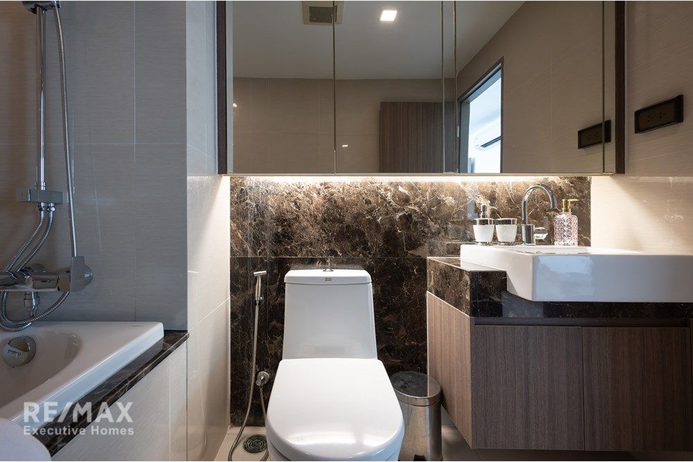 Luxury Condo in the Heart of Bangkok with Premium Amenities 43