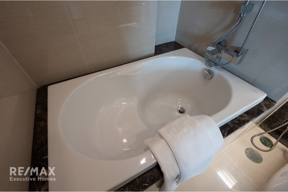 Luxury Condo in the Heart of Bangkok with Premium Amenities 44