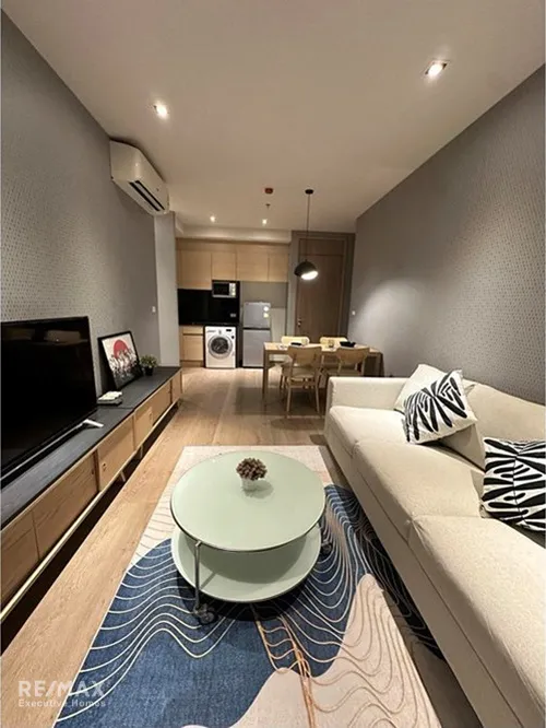 modern-bangkok-condo-with-city-views-and-prime-location-920071066-217