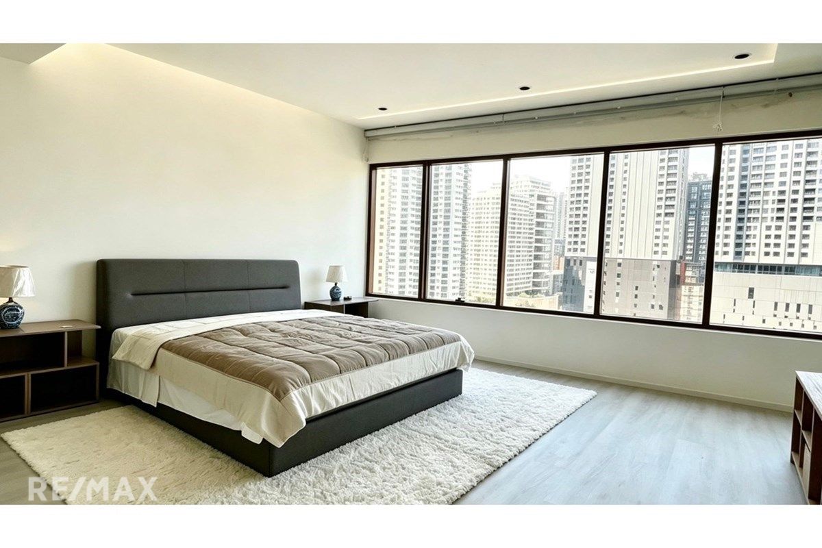 Rare Duplex in Emporio Place Sukhumvit 24 with Skyline Views, 14 Mins Walk to BTS Phrom Phong 7