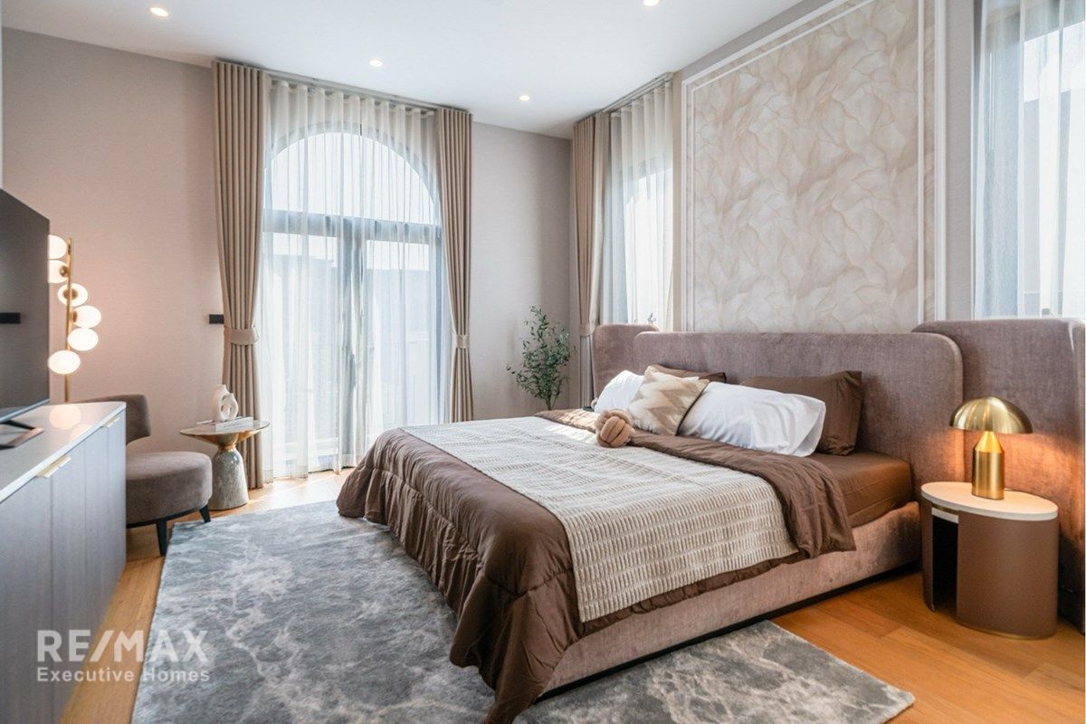 Luxury Two Level House for Sale in Cinq Royal Krungthep Kreetha 18