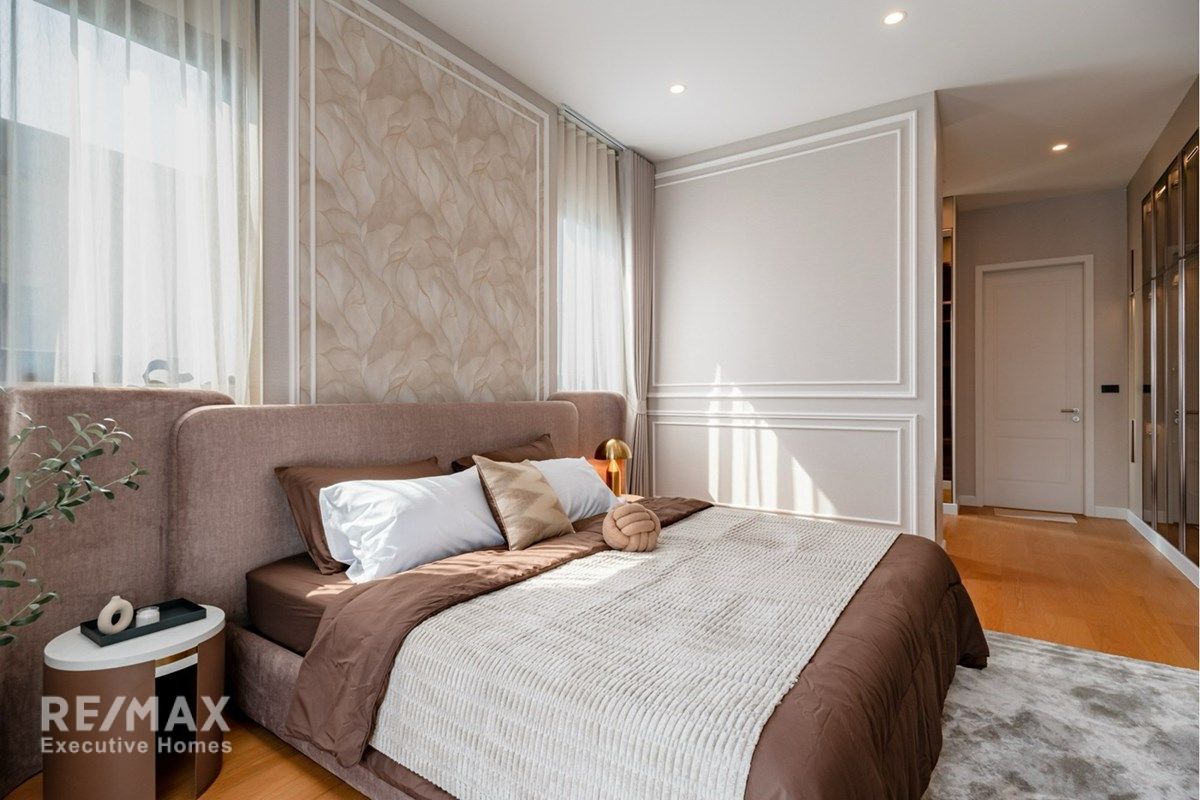Luxury Two Level House for Sale in Cinq Royal Krungthep Kreetha 19
