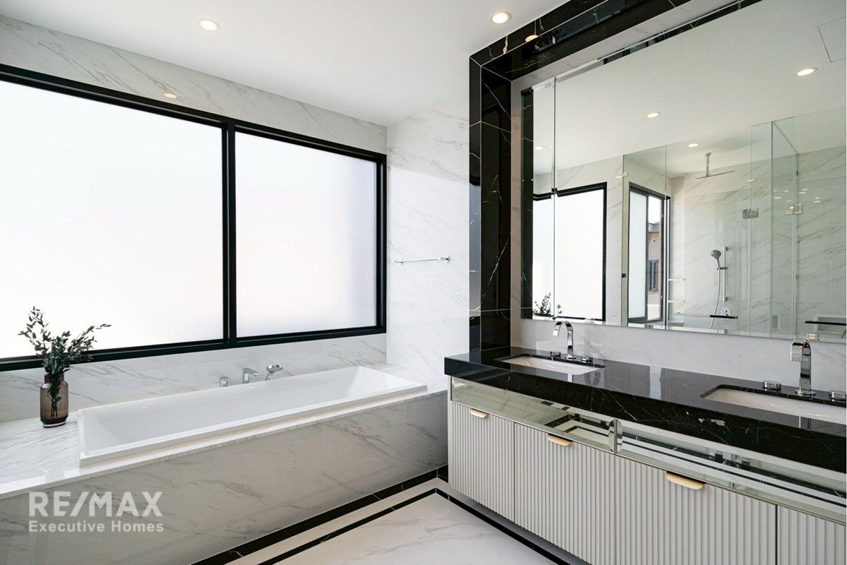 Luxury Two Level House for Sale in Cinq Royal Krungthep Kreetha 21