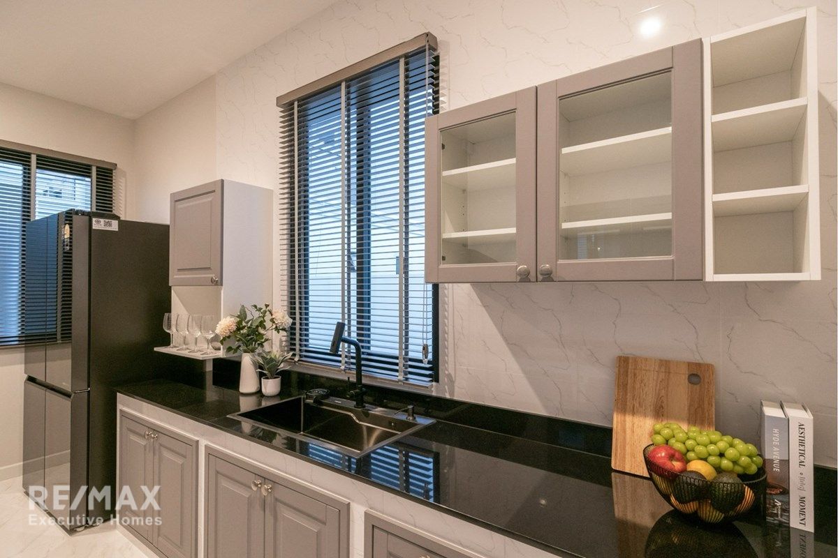 Luxury Two Level House for Sale in Cinq Royal Krungthep Kreetha 7