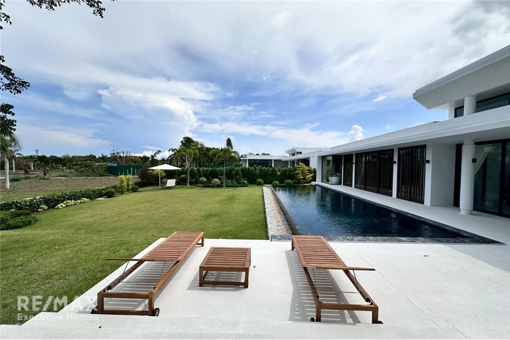 Elegant Pool Villa for Sale in Sunplay Pattaya - Bangsaray 1