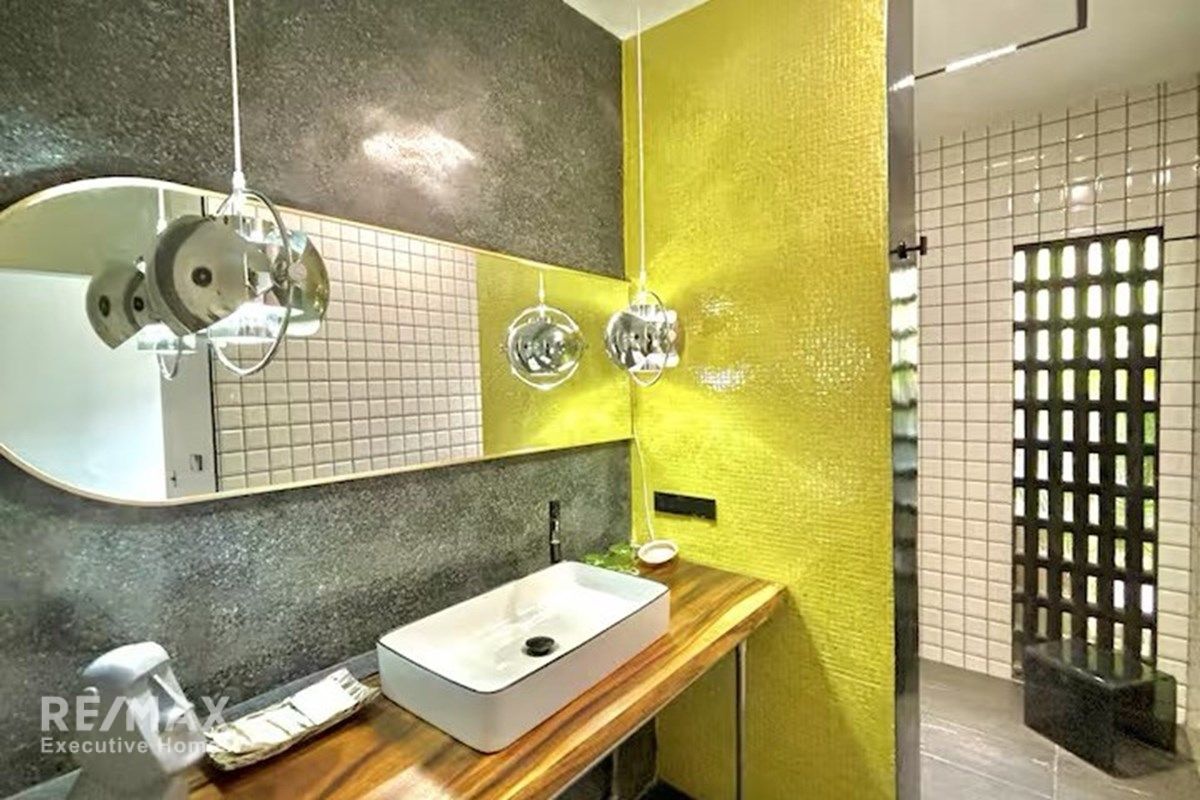 Modern 3-Level Townhouse for Sale in Sukhumvit 64 10