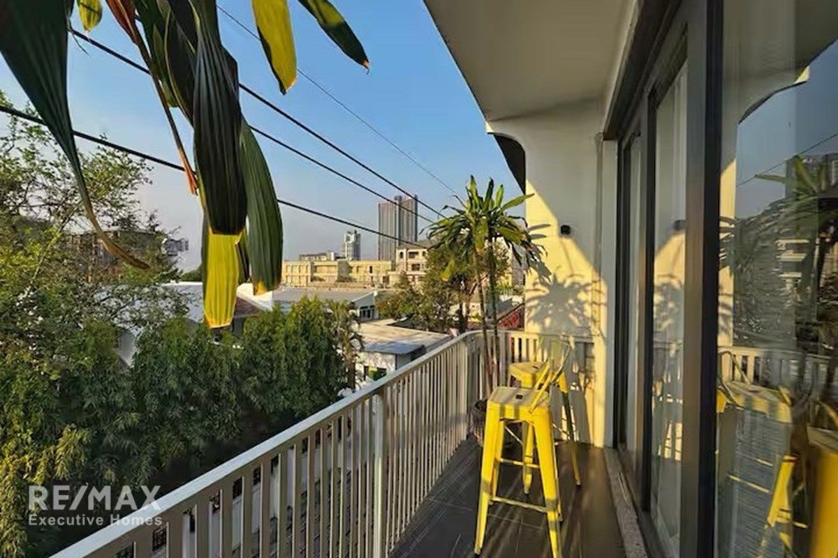 Modern 3-Level Townhouse for Sale in Sukhumvit 64 13