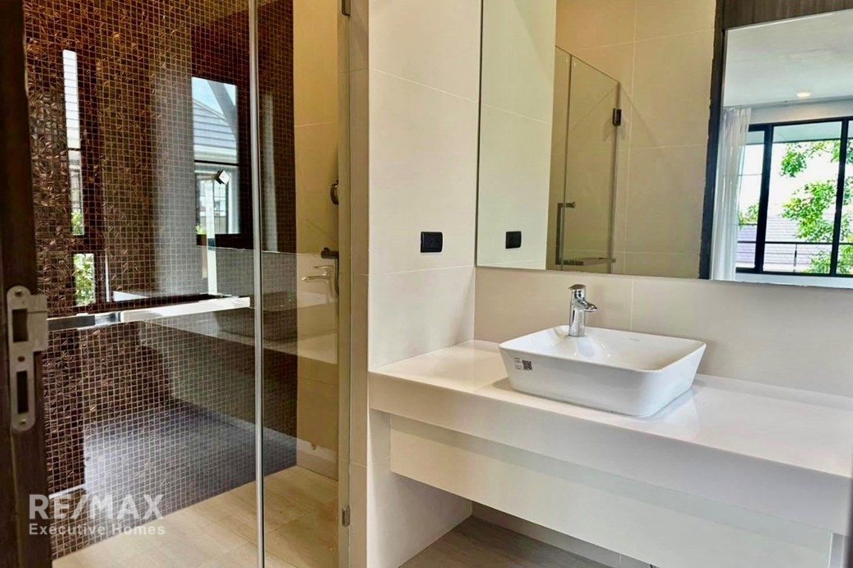 Luxury 5-Bed Home in Bangkok's Heart for Sale 10