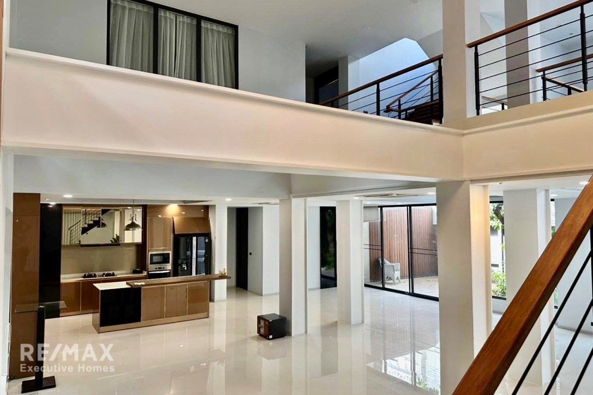 Luxury 5-Bed Home in Bangkok's Heart for Sale 11