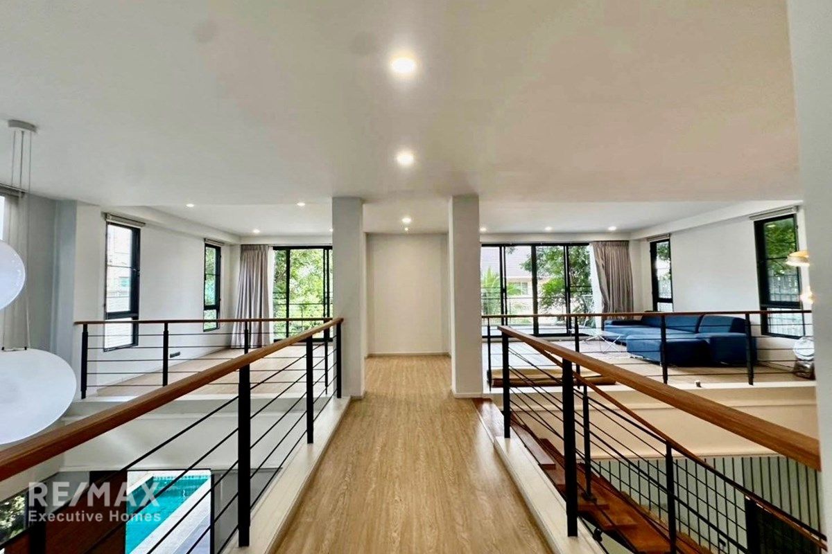 Luxury 5-Bed Home in Bangkok's Heart for Sale 13