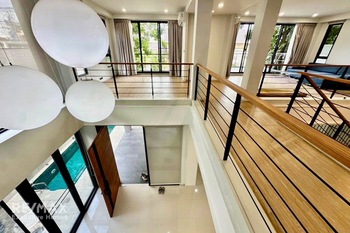 Luxury 5-Bed Home in Bangkok's Heart for Sale 14